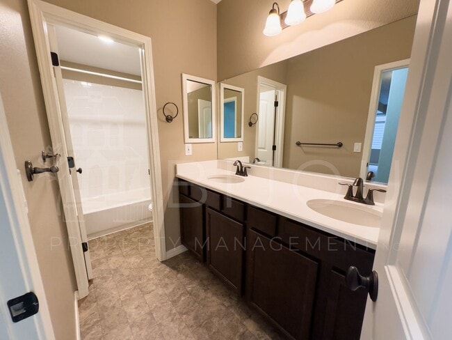 Building Photo - Large Well-Maintained Peyton Home