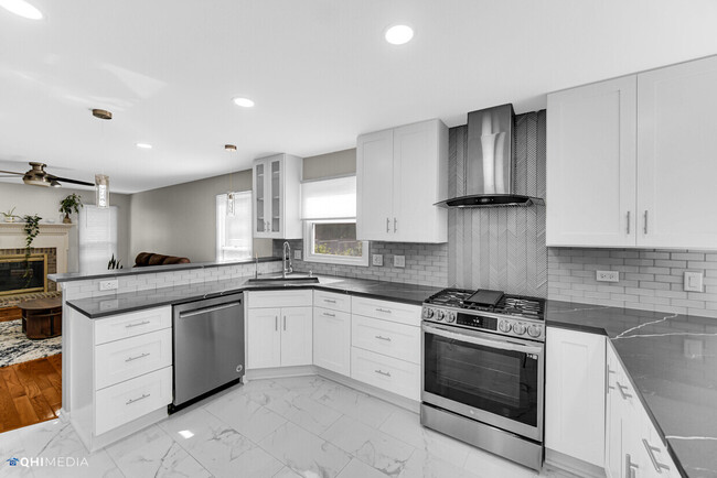Building Photo - 2870 Roslyn Ln