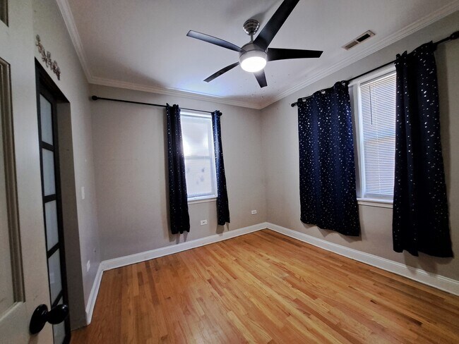 Building Photo - 7062 N Wolcott Ave