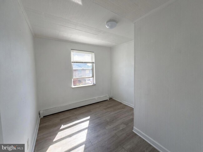 Building Photo - 2603 E Somerset St