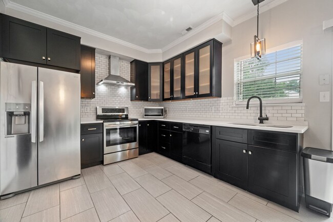 Building Photo - Townhouse, 2 bedroom, 2.5 baths in Yorktow...