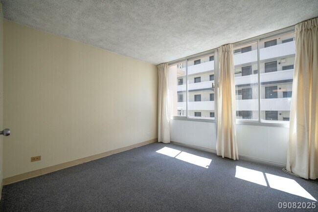 Building Photo - $3,200/mo / 2BR / 1BA • 755 SF • 1 Assigne...