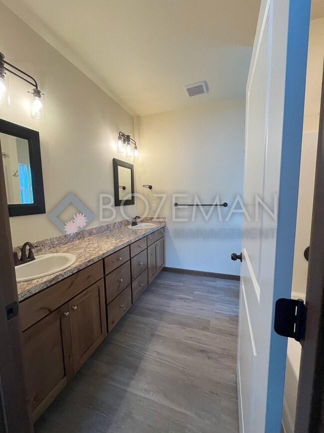 Building Photo - 2605 Meriwether Dr S