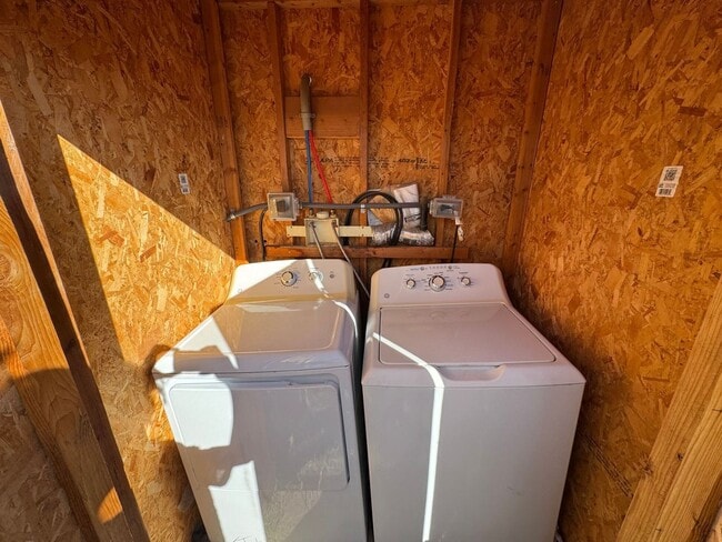 Building Photo - 1 Bedroom - 1 Bath -  Plus Office - 795 Sq. Ft. - Duplex - Chandler