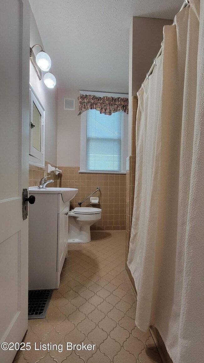 Building Photo - 3812 Taylorsville Rd