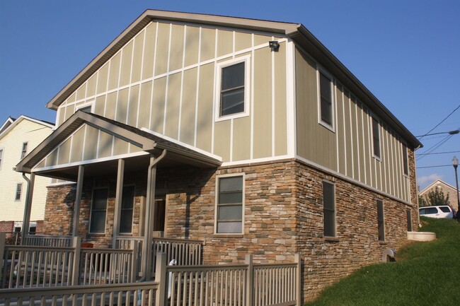 Building Photo - 4 Bedroom Luxury Apartments