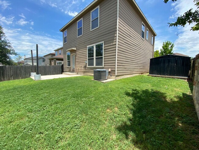 Building Photo - HALF OFF First Month Rent: 3 Bed/2.5 Bathroom~ Multiple Living Spaces~ Located near Lackland AFB!