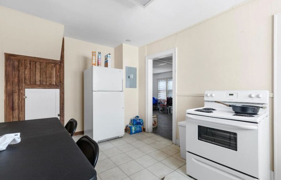 Kitchen - 334 Gwinn Ave