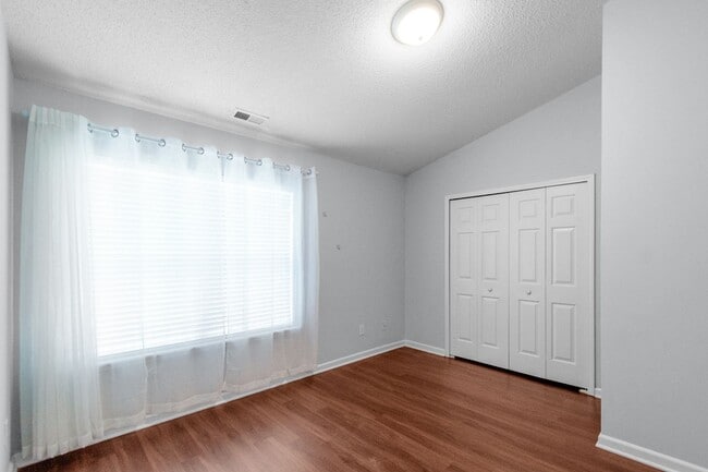 Building Photo - Charming 2-Bedroom Townhome in Prime Locat...
