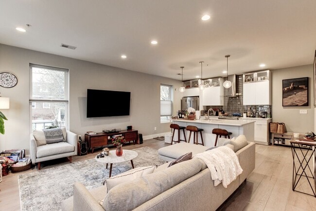 Building Photo - Stunning premium corner Townhome condo in ...