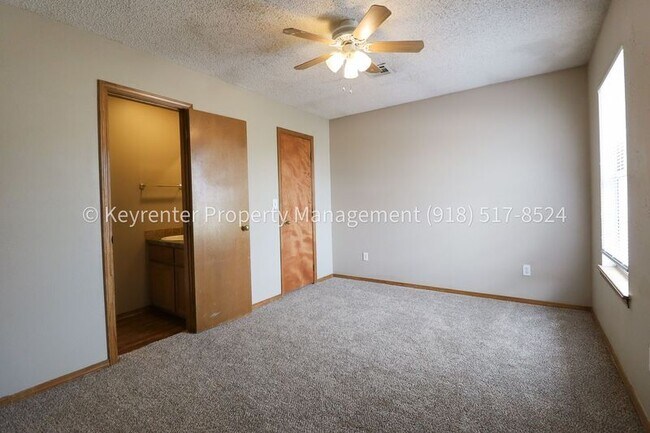 Building Photo - 1307 N Willow Dr