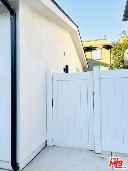 Building Photo - 247 S Catalina Ave