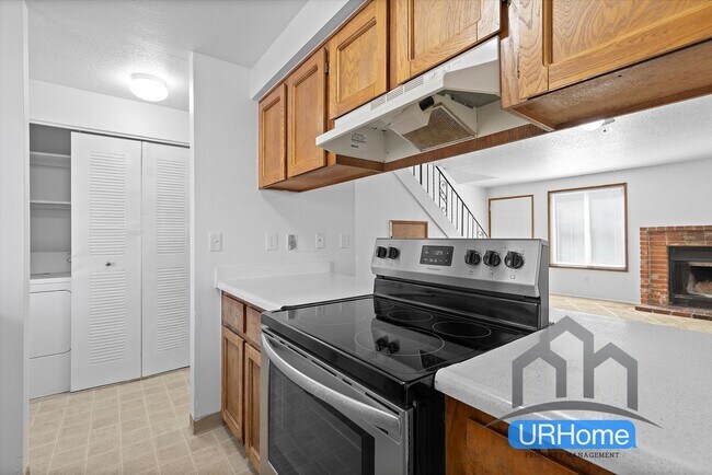 Building Photo - First Month FREE! Spacious 2BD/1.5BA Townhome in SE Portland - Move-In Ready