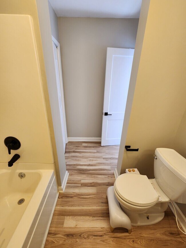 Building Photo - Oakley Rental with Most Utilities Included!