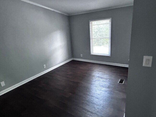 Building Photo - Large modular home four bedroom in Mt. Jul...