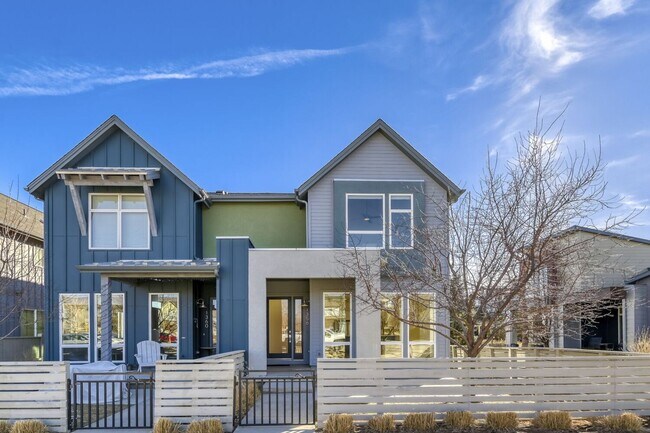 Building Photo - Bright Contemporary 3 Bedroom 2 Bath - August 1st!