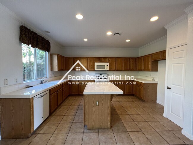 Building Photo - Spacious 4bd/2.5ba Rocklin Home with 2 Car...