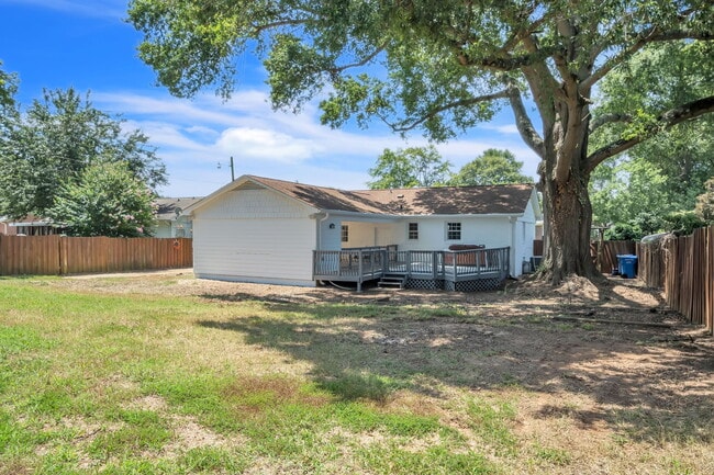 Building Photo - 120 Abbotsford Dr