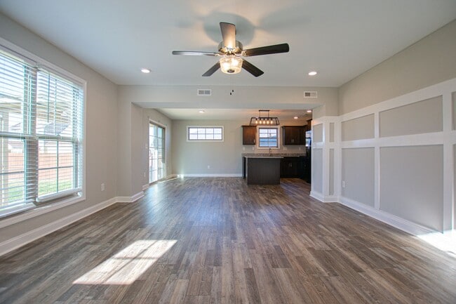 Building Photo - Pet Friendly Four Bedroom!
