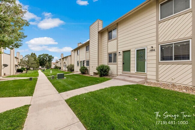 Building Photo - CHARMING 3BD/1.5BA TOWNHOME - NEW CARPET!