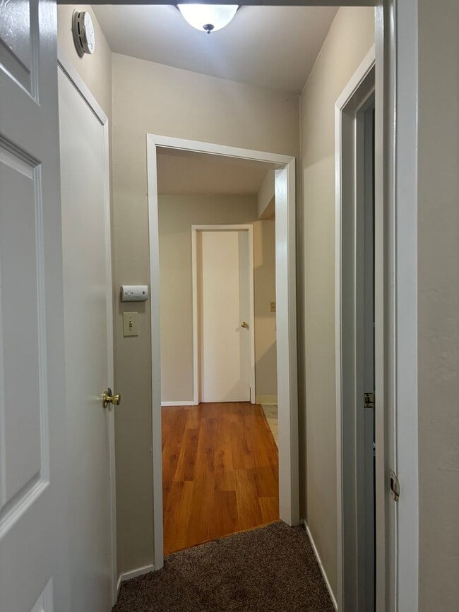 Building Photo - NICE QUAINT APARTMENT IN COLFAX!!