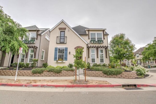 Building Photo - Gorgeous home in Roseville! 3 bed/2.5 bath!