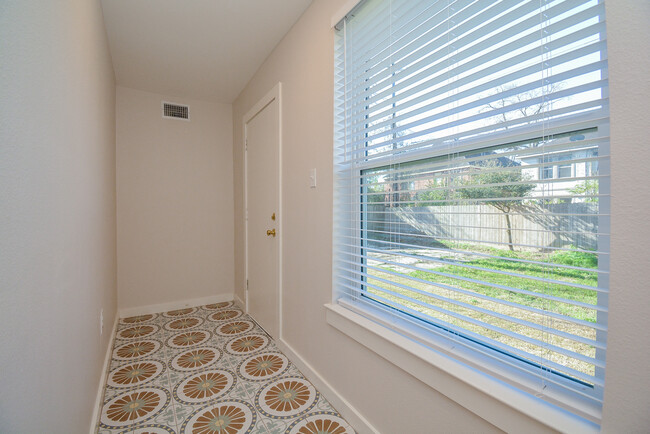 Mud room/entry with decorative tile - 2916 Arbor St