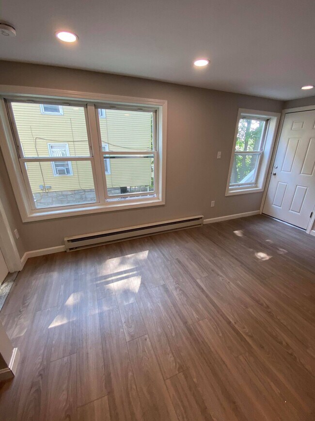 Building Photo - 1341 Main St