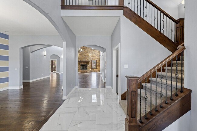 Building Photo - 5 Bedroom Dream Home!