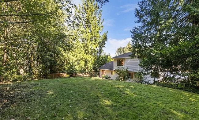 Building Photo - 3 bedroom home in Convenient Silverdale Location!