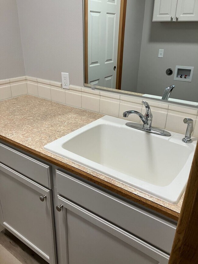 Building Photo - 3 Bedroom 2 bath house in Newberg