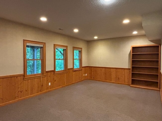 Building Photo - Spacious 4 BR/4 BA Single-Family Home in a...