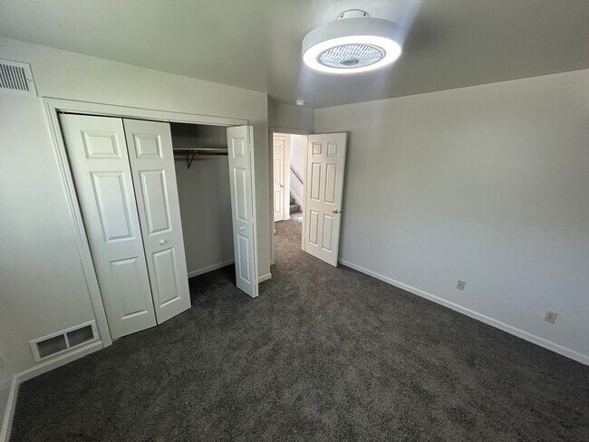 Building Photo - 2 bedroom, 1.5 bath Townhouse style apartm...