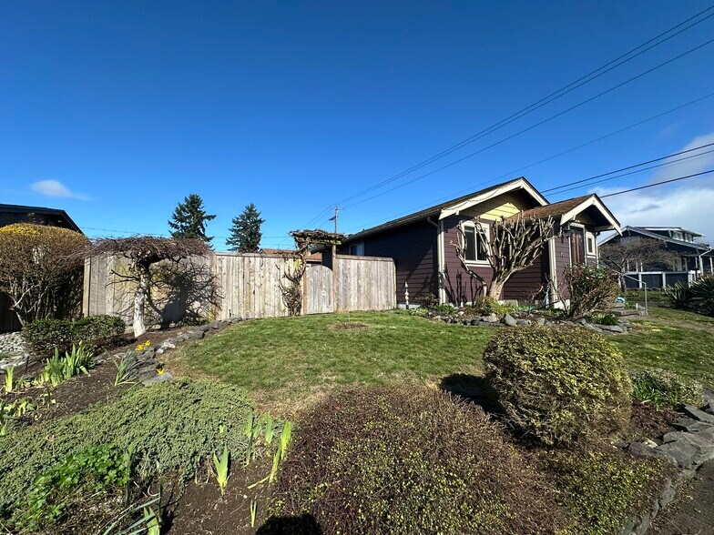 Building Photo - 701 S 59th St