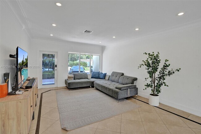 Building Photo - 2025 Alamanda Dr