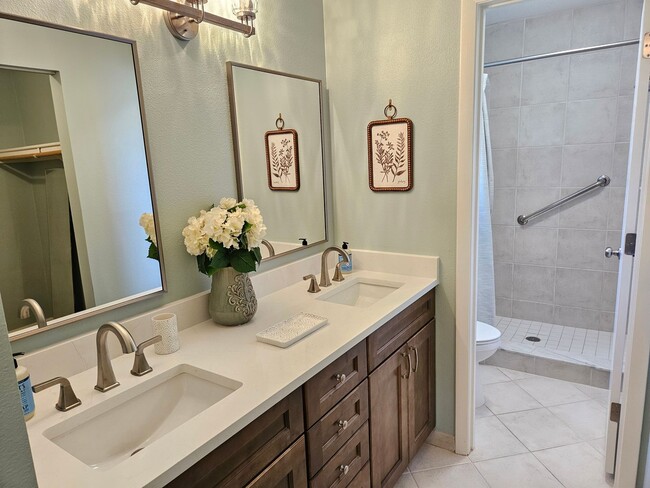 Building Photo - Seasonal Short-Term 2 Bedroom 2 Bathroom 2nd Floor Condo in Estancias of Capri Isles!