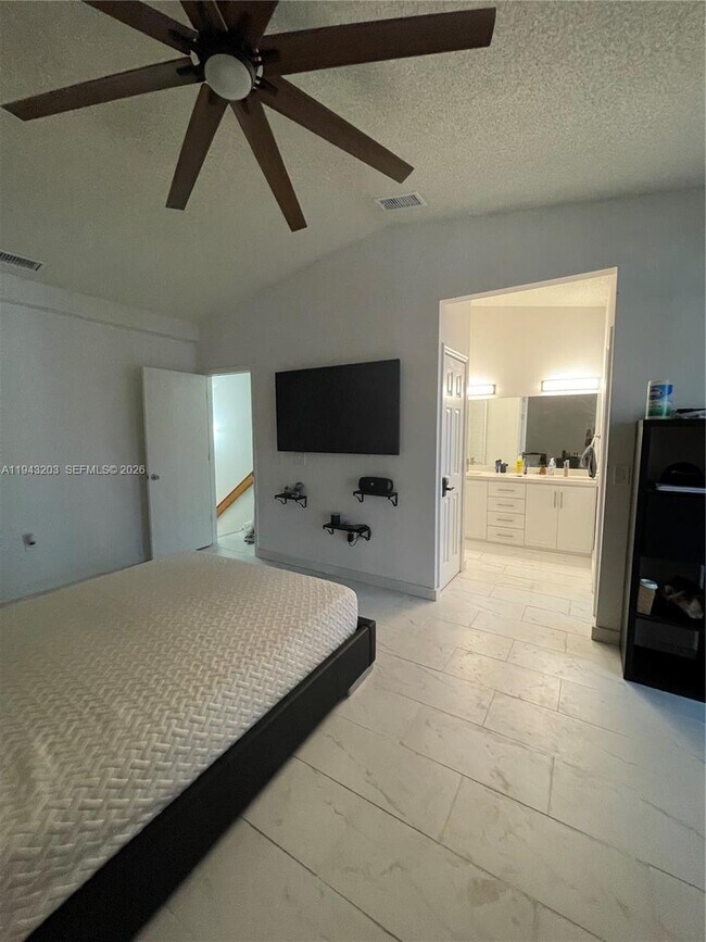 Building Photo - 1625 N 15th Terrace