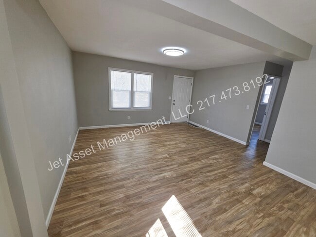 Building Photo - 3 bed, 1.5 baths, 2 car garage, fenced yard!