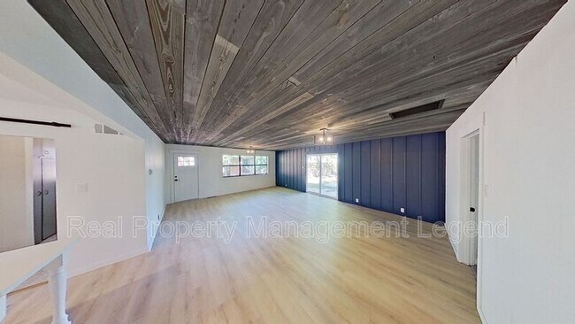 Building Photo - 1811 N Crockett St