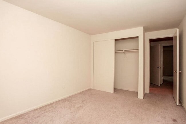 Building Photo - Fantastic 3br End-Unit Town Home in highly sought Silver Spring Neighborhood - Ready mid-June