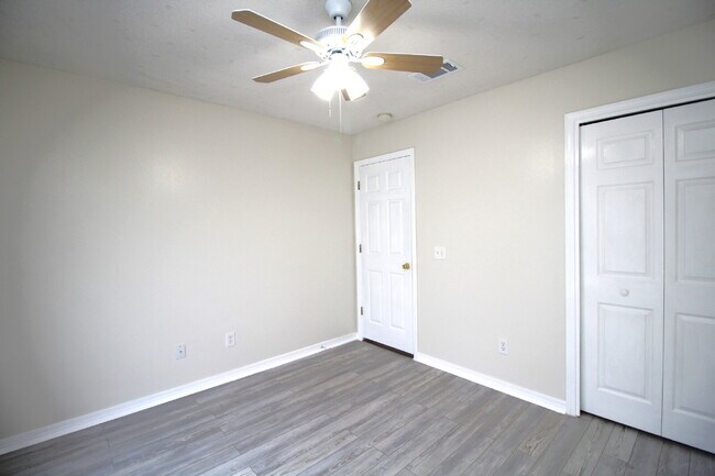 Building Photo - 3BR/2BA North Pensacola Brick Home with Bonus Room, Vaulted Ceilings & Privacy-Fenced Backyard Ne...