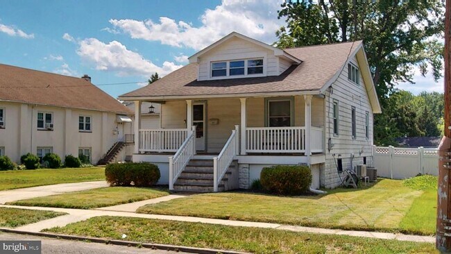 Building Photo - 309 Colonial Ave
