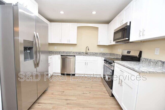 Building Photo - 1111 Mercury Dr E
