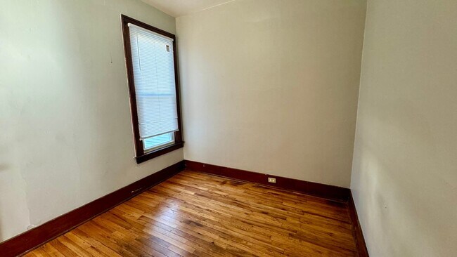 Building Photo - 612-614 Pettibone NW