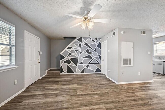 Building Photo - 737 Heavens Dr