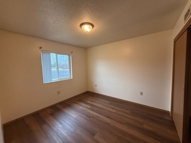 Building Photo - Cozy 2 Bedroom Apartment with Great Layout & Prime Location