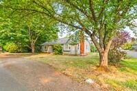Building Photo - 305 Knoop Ln