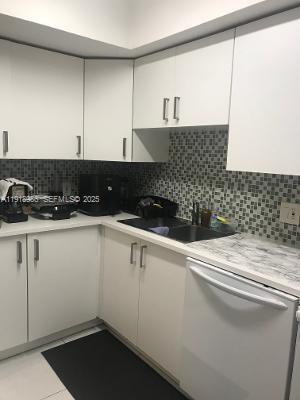 Building Photo - 16801 NE 14th Ave