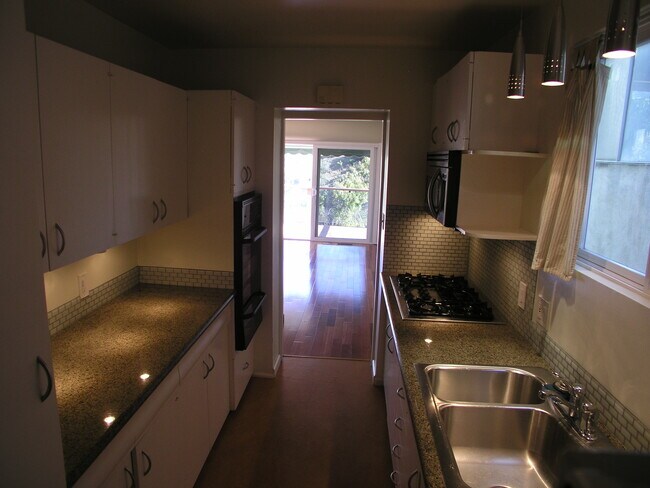 Building Photo - 7020 Pacific View Dr