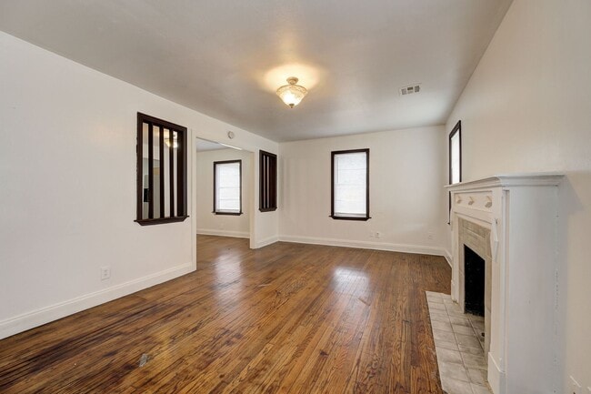 Building Photo - Cozy 2BD/1BTH Home Move In Ready Minutes f...